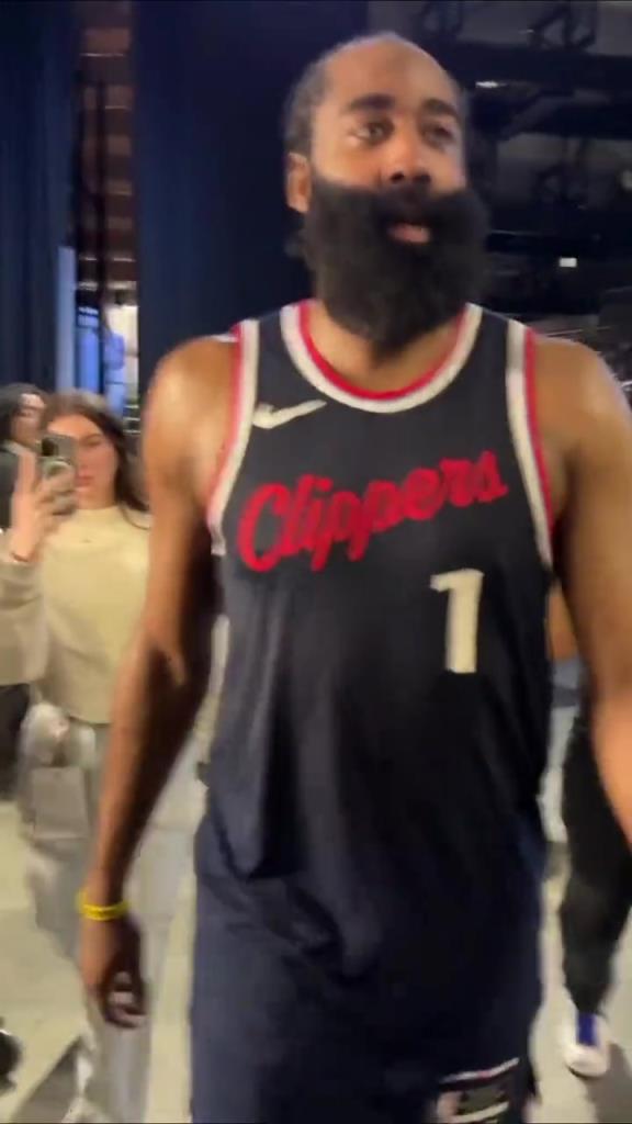赢了！哈登赛后走回易服室在球员通道和事情职员逐一击掌庆祝-蜘蛛直播