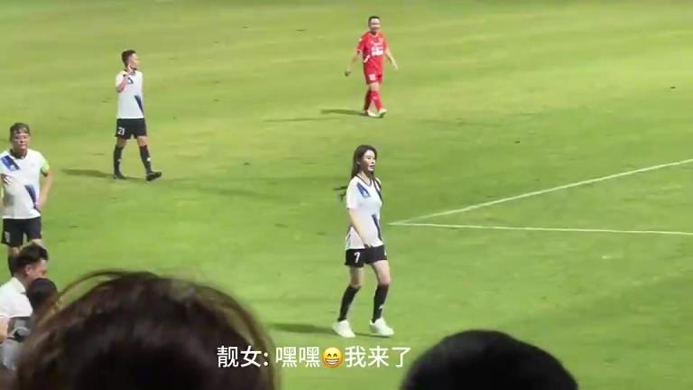 这就是香港女郎的实力晶女郎邱意浓被陈百祥指挥去开球-蜘蛛直播