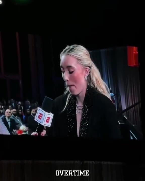 妆都快哭花了佩奇中选WNBA状元后接受采访激动落泪-蜘蛛直播