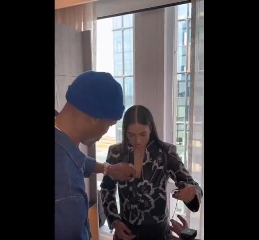 威嫂看到要打人的！威少上手帮WNBA妹子整理胸前的衣服-蜘蛛直播