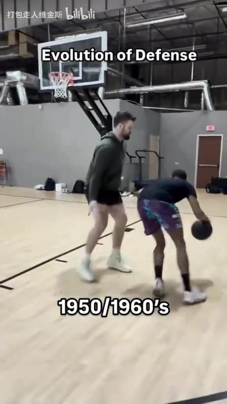 太真实了！外网网红恶搞NBA差别时代的防守标准转变！-蜘蛛直播